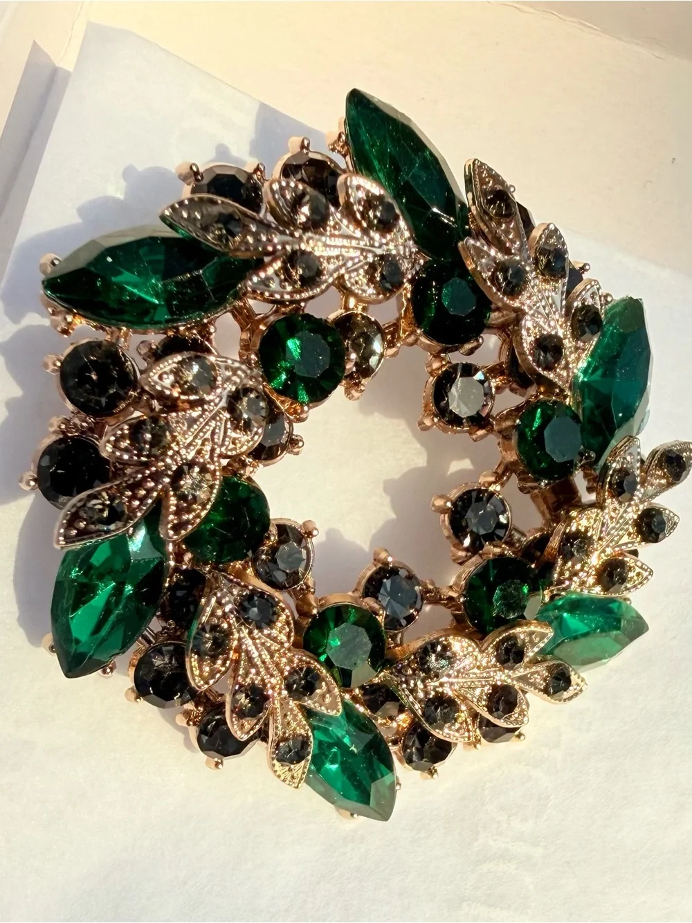 Vintage Royal Emerald Green Rhinestone Leaf Wreath Brooch Pin